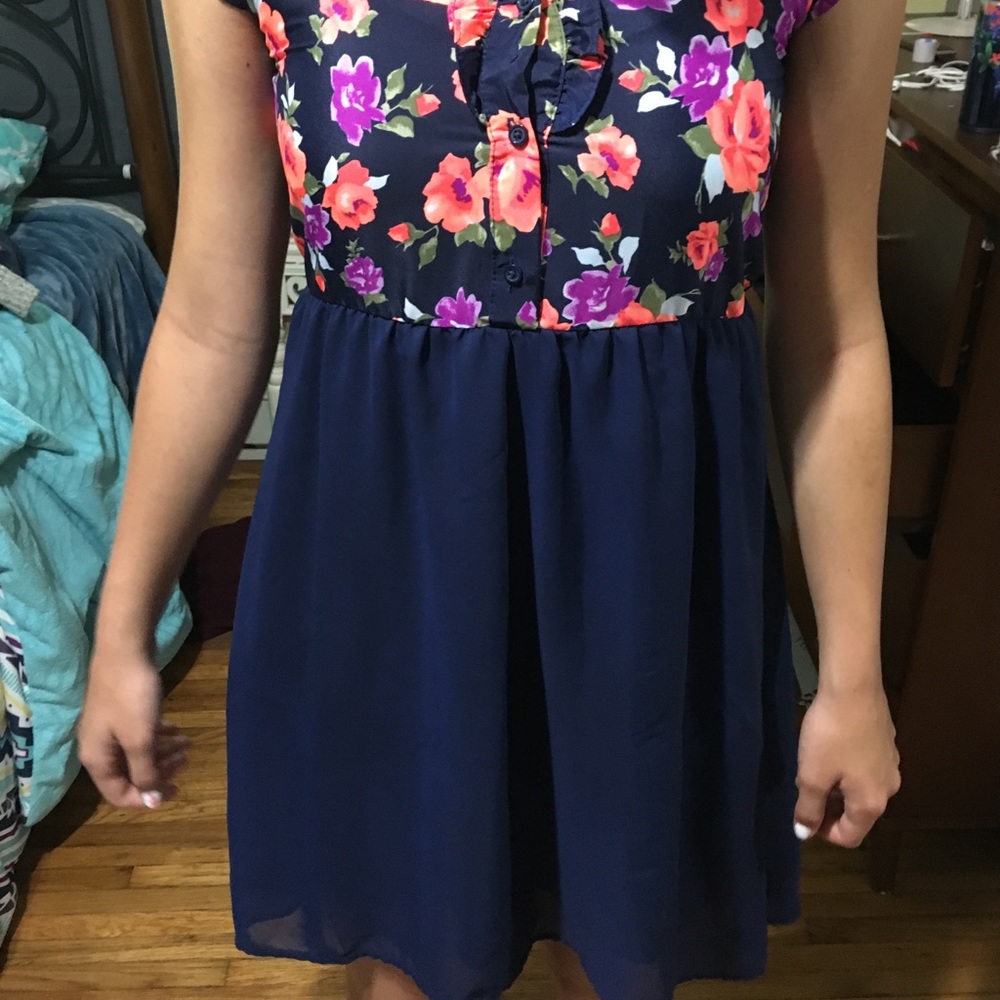 Short sleeve floral top dress.
